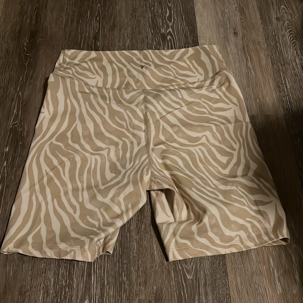 Old Navy Crossover Waist Bike Shorts - Picture 4 of 4